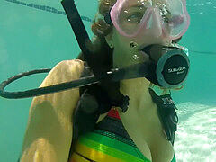 linda chica coqueta buceando en piscina snorkel aletas buzo