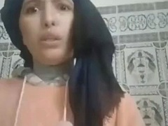Fatima Zahra El Khababi kthawa mlour m3a Homazin