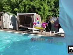 Marica Chanelle inculata a bordo piscina in POV