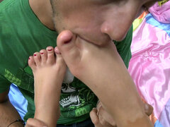 Gorgeous Richelle Ryan gives a great foot job
