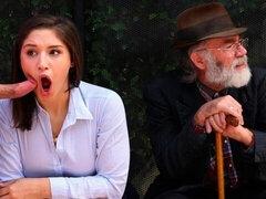 Amateur, Sucer une bite, Brunette brune, En levrette, De plein air, Public, Adolescente, Nénés