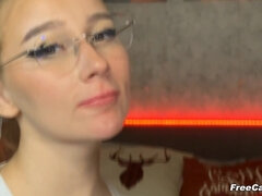 Cul à la bouche, Grosse bite, Sucer une bite, Éjaculer dans la bouche, Gorge profonde, Lunettes, Innocente, Webcam