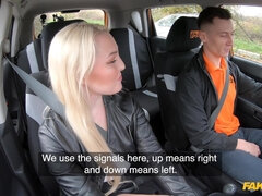 Blondine, Bil, Læder, Slikning, Naturlige bryster, Udendørs, Fisse, Bryster