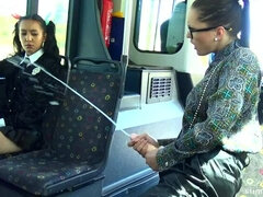 Sucer une bite, Brunette brune, Gode, Futanari, Masturbation, Public, Satin, Fessée
