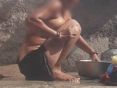 Bad, Hinter den kulissen, Indisch, Masturbation, Nippel, Im freien, Öffentlich, Ablutschen