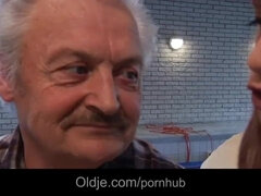 18, Pik sutte, Bedstefar, Hd, Ældre kvinde, Naturlige bryster, Røvhåret, Teenager