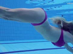 Bikini, Frau, Nackt, Nudist, Pool, Öffentlich, Erotischer film, Jungendliche (18+)