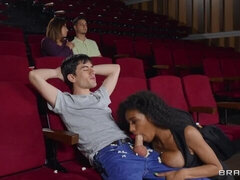 Stor røv, Stor pik, Pik sutte, Brunette, Cinema, Hundestilling, Sort, Mor jeg gerne vil kneppe