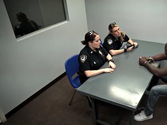 Iso kulli, Musta, Tumma, Äiti jota haluaisin panna, Poliisi