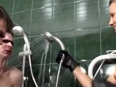 Bondage discipline sadomasochisme, Bruinharig, Naakte man aangeklede vrouw, Dominante vrouw, Fetisj, Handschoenen, Vernedering, Douche