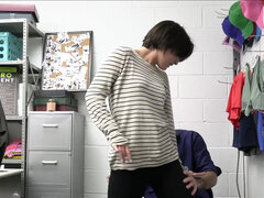 Hinterzimmer, Büro, Rasiert, Kurzes haar, Sich ausziehen, Taboo, Jungendliche (18+), Titten