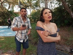Gros cul, Grosse bite, Gros seins, Sucer une bite, Brunette brune, En levrette, De plein air, Nénés