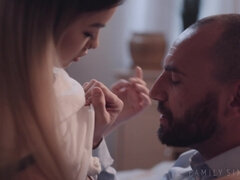 Culo, Dormitorio, Mamada, Corrida, Papá, Familia, Tetas naturales, Coño