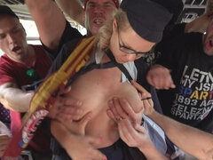 Grosser arsch, Grosse titten, Blasen, Gruppe, Handjob, Orgie, Strümpfe, Zug