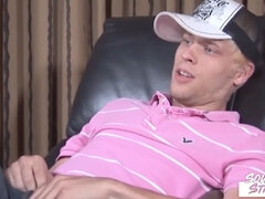 Cory, un mec inexpérimenté, se branle en solo devant sa webcam pendant une interview avec SOUTHERNSTROKES