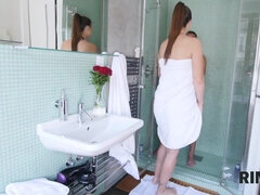 Chica, Cuarto de baño, Tetas grandes, Morena, Pareja, Pajear, Masturbación, Afeitado