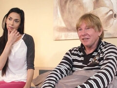 Pik sutte, Brunette, Hundestilling, Bedstefar, Håndjob, Fisse, Mager, Stramt