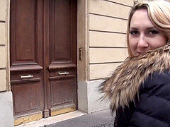 Nikki jeune coquine trouve un inconnu dans la rue pour la baiser