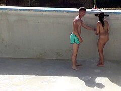 Dos hermanos se ponen a jugar en pelotas con el agua que llena su piscina en Valencia