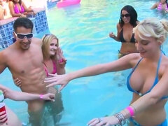 Gros seins, Bikini, Blonde, Brunette brune, Homme nu et filles habillées, Orgie, Piscine, Adolescente