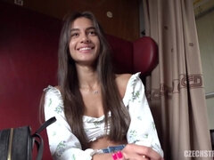 Sucer une bite, Brunette brune, Tir de sperme, Gorge profonde, Branlette thaïlandaise, Fille latino, Nénés, Train