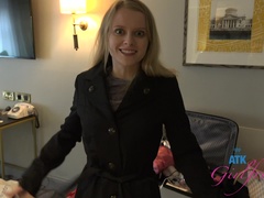 Amateur, Doigter, Petite amie, Petite femme, Public, Chatte, Rasée, Nénés