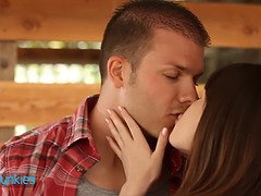 Pik sutte, Brunette, Langt ned i halsen, Hårdt, Offentlig, Realitet, Barberet, Bryster