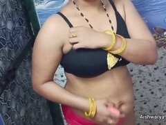 Indian auntie Aishwarya Bhabhi enjoys a relaxing bath