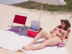 Curvy stunner copulates with boyfriend on the sunny beach