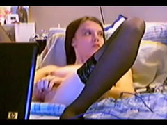 Aude se masturbe devant un film porno