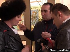 Grosse titten, Blasen, Kehlenfick, Reif, Milf, Mutti, Stiefmutter, Flotter dreier