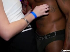 Amatør, Brunette, Give finger, Håndjob, Hd, Imellem racer, Fest, Tatovering
