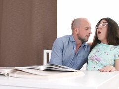 Stor pik, Pik sutte, Brunette, Hundestilling, Give finger, Mager, Teenager, Bryster