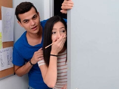 お尻, フェラチオ, バック, 手コキする, キス, 自然山雀, 剃毛, ティーン