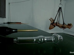 Gode, Electricité, Face assise, Femme dominatrice, Humiliation, Lesbienne, Douleur, Punition