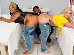 Svart, Kukk suging, Bakfra, Kvinner mann, Raseblandet, Milf, Tattovering, Trekant