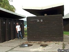 Store bryster, Blondine, Pik sutte, Tjekke, Bedstemor, Ældre kvinde, Offentlig, Skrige