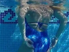Mit Neuem Badeanzug Im Pool