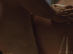 Amerikanisch, Grosse titten, Blondine, Aufs gesicht abspritzen, Ehemann, Küssen, Muschi, Hintern versohlen