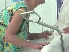 Enthousiasteling, Arts, Eerste keer, Duits, Harig, Rijpe lesbienne, Ruw, Lelijk