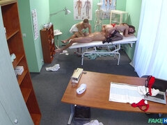Lécher le cul, Tromperie, Tchèque, Médecin, Léchez, Bureau, Rousse roux, Voyeur