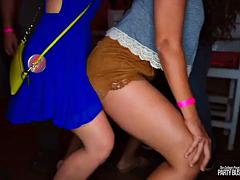 Velké péro, Blondýna, Brunetka, Masturbace