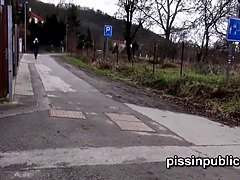 Tussi, Blondine, Jeans, Im freien, Pissen, Rotschopf, Sohn, Tätowierung