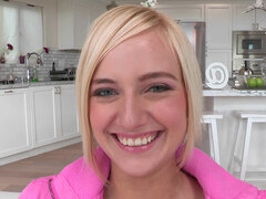 Enthousiasteling, Auditie, Blond, Rondborstig, Natuurlijke tieten, Softcore pornografie, Plagen