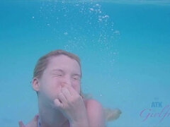 Bikini, Give finger, Kæreste, Lille kvinde, Offentlig, Fisse, Mager, Våd