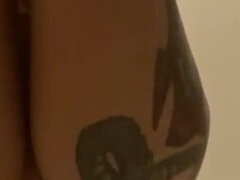 Amateur, Cuarto de baño, Culo grande, Pareja, Consolador, Hembra, Chorro, Tatuaje