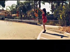 Iso kaunis nainen, Iso kulli, Ruskeahiuksinen, Nyrkitys, Latinankieli