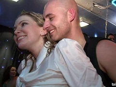 Blond, Bruinharig, Naakte man aangeklede vrouw, Sperma in mond, Sperma shot, Hondjeshouding, Likken, Satijn