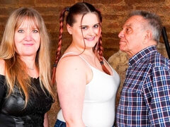 Enthousiasteling, Grote lul, Grote mammen, Pijpbeurt, Mollig, Moeder die ik wil neuken, Lang, Trio