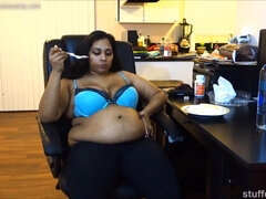 Desi Rose BIG BEAUTIFUL WOMEN pie stuffing - Indian fetish